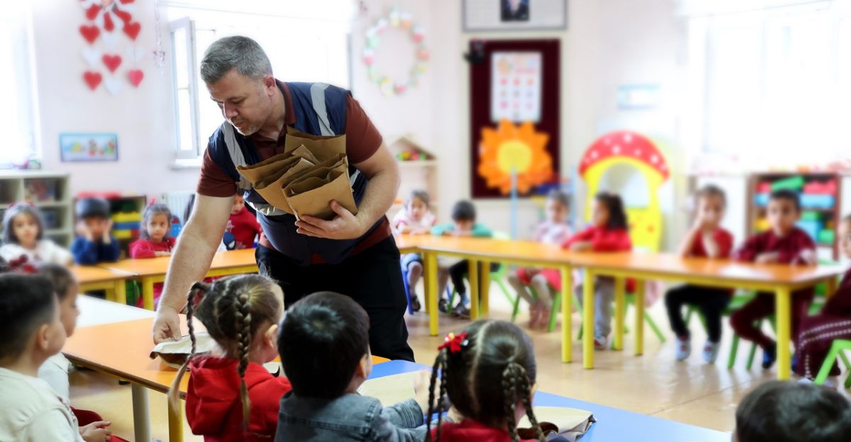 Gaziantep’te Anaokulu Öğrencilerine Simit ve ...